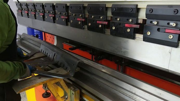 Вертикальный листогибочный пресс WE67K-40T/2000 DA-E80T Рабочая длина 2000 мм Усилие 40 т